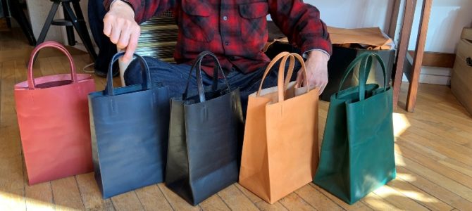 新作の紙袋のような革袋