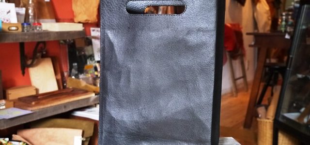 紙袋のような革袋のブラックについて 紙袋のような革袋のブラックについて